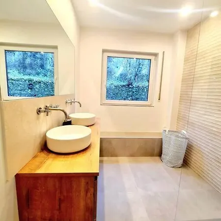 Cosy 2 Bedrooms Flat With Parking Apartment *